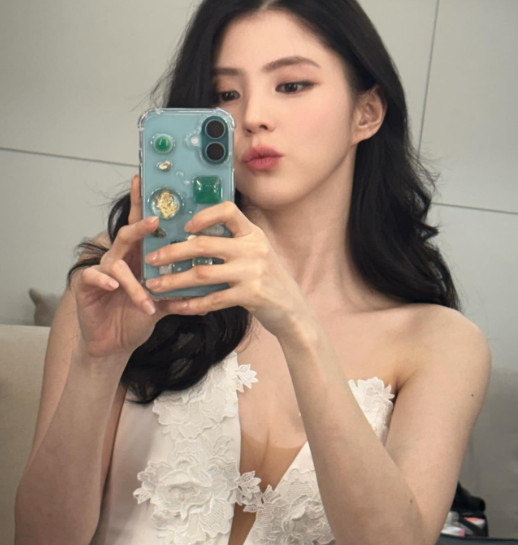 한소희, 논란과 구설 이겨 내고 관능적 자태로 매력 자랑