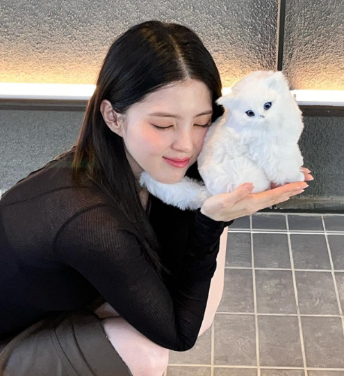 한소희, 논란과 구설 이겨 내고 관능적 자태로 매력 자랑