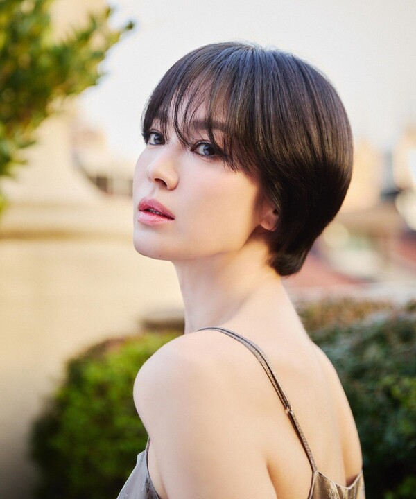 송혜교, 쇼트커트와 적당한 노출-감탄 부르는 미모