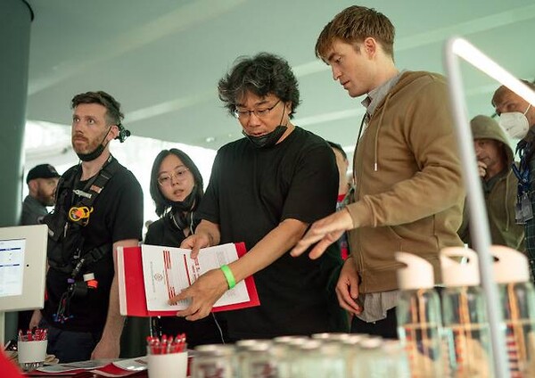 봉준호, '미키 17'로 한국 감독 최초 북미 박스 오피스 1위