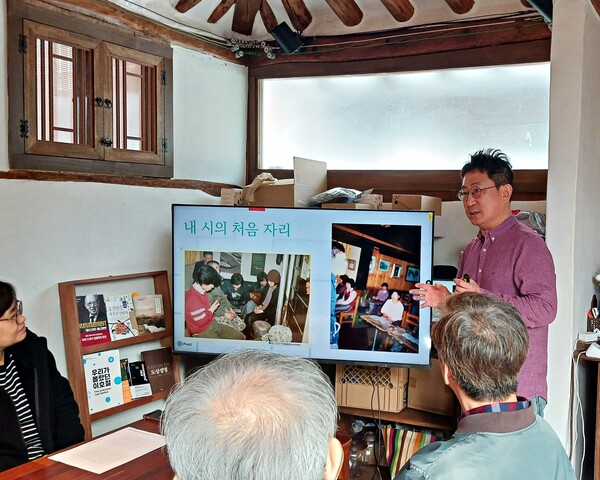 조동범 시인은 지난 3월 15일 종로구 창신동 '공유창신'에서 문지인문아카데미 18회차 '한 번쯤 시를 읽고 쓰고 싶은 당신에게’를 강연하고 있다. 