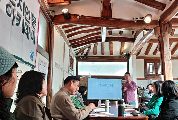강연 후 문화지평 회원들과 단체 사진.