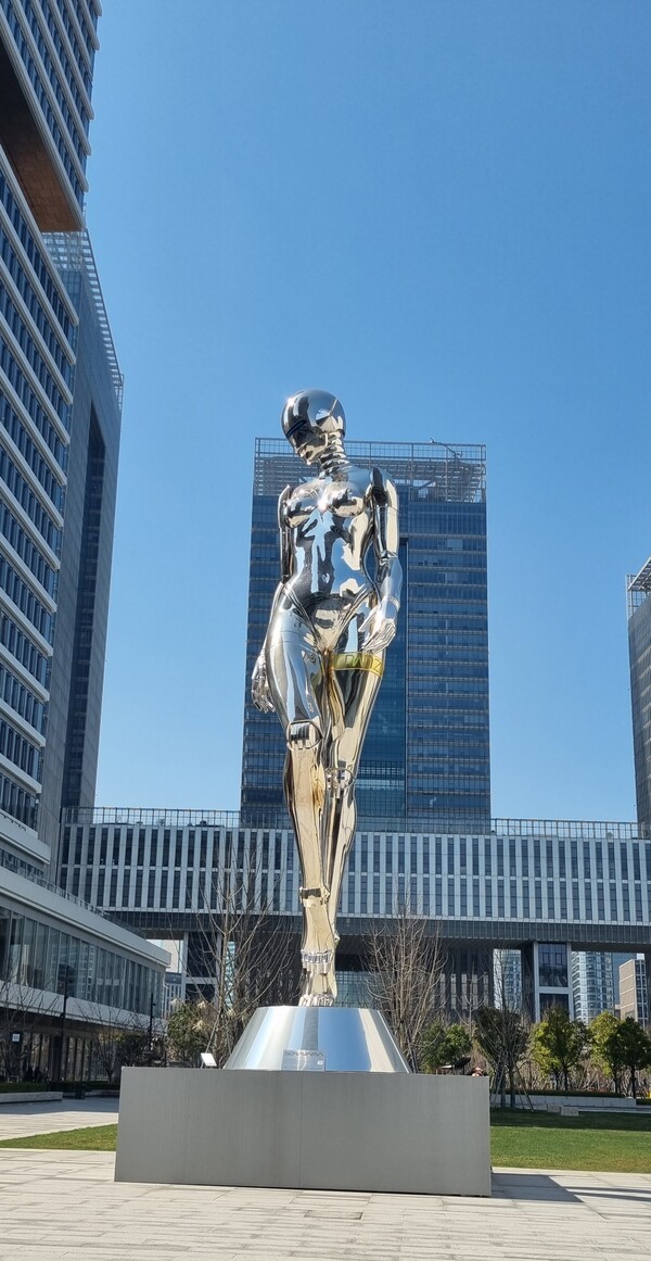 하지메 소라야마, 'Sexy robot walking'