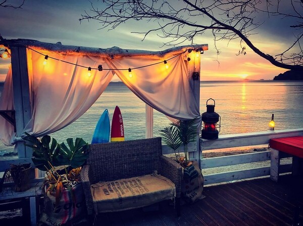 뻘다방은 남미에 여행온 것 같은 느낌을 준다. 어디론가 떠나고 싶은 김연용 씨의 마음을 담았다. 김연용 씨는 EBS 세계테마기행 민다나오 편과 온두라스 편에 출연하기도 했다. ⓒ김연용