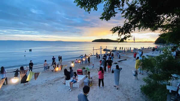 밀물 때는 목섬에 갈 수 없지만 해변에 출렁이는 바다가 아름답다. ⓒ김연용