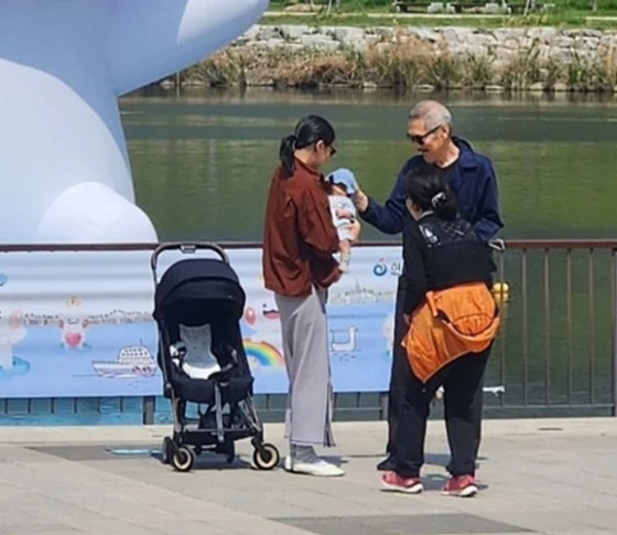 김민희+홍상수가 안은 아이, '아들이 아니라고?' 논란