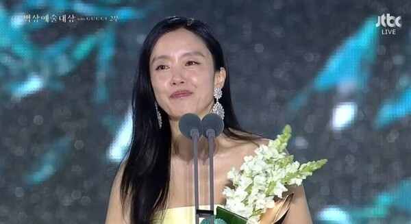 전도연, 백상 최우수상 수상-임지연 눈물의 축하