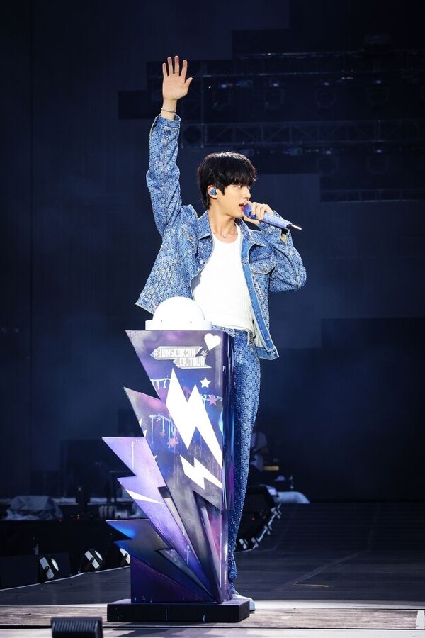 BTS 진, 제대 후 첫 콘서트 화려한 포문