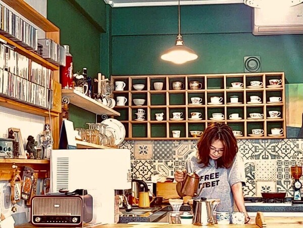 명주상회 이정임 대표는 『내가 좋아하는 것들, 강릉』의 작가이자 지역 활동가이기도 하다. ⓒ명주상회