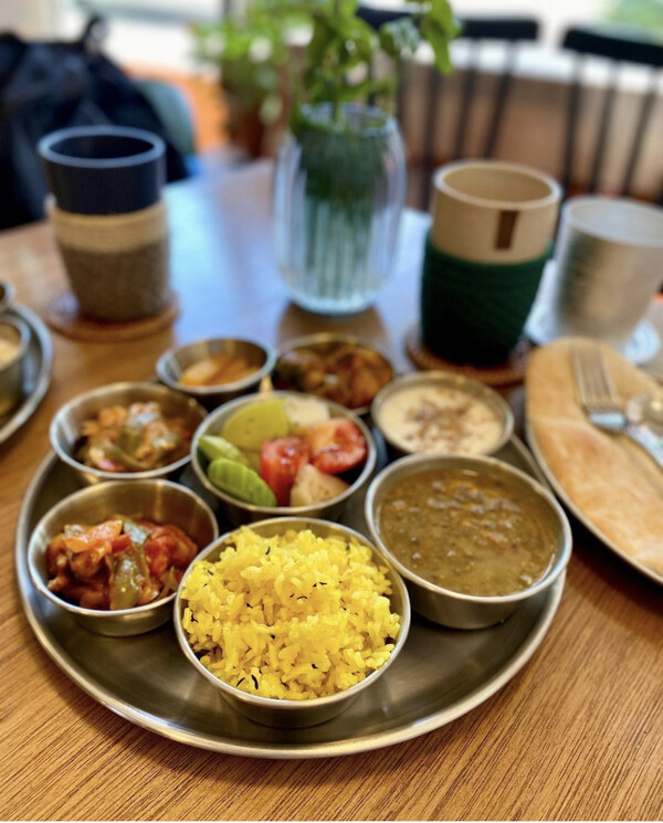 명주상회 ‘짜이 플레이트’. 명주상회에서는 비건 식사도 가능하며 다양한 문화 행사도 열린다. ⓒ명주상회