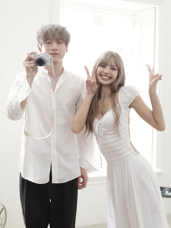 리사, 침대 위 함께 있는 남자 누구? '야릇한 분위기'