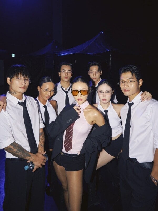 화사, 타이완 주름잡은 파격적인 의상과 자태