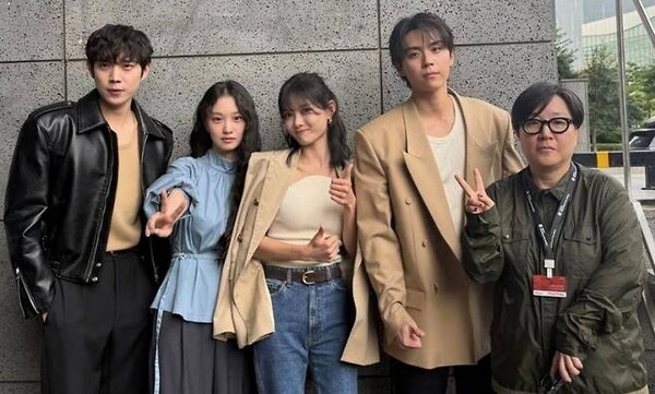 김유정, 열애설 김도훈과 당당하게 포즈 취해