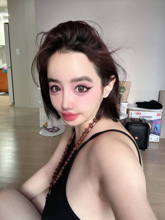 2NE1 박봄, 민낯이나 진하게 화장한 얼굴이나