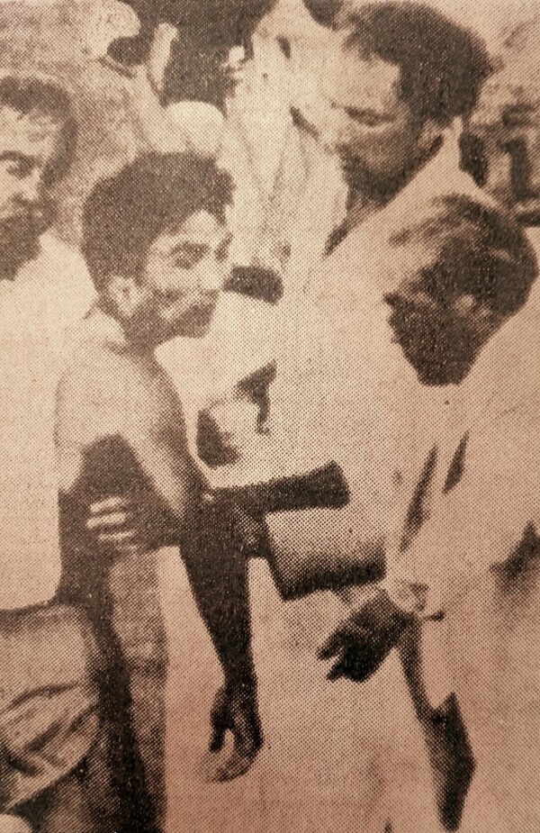 故 손기정(오른쪽)옹이 생전 1984년 LA 올림픽 마라톤 결승선을 통과한 필자를 맞아주고 있다.(사진=김원식 제공)