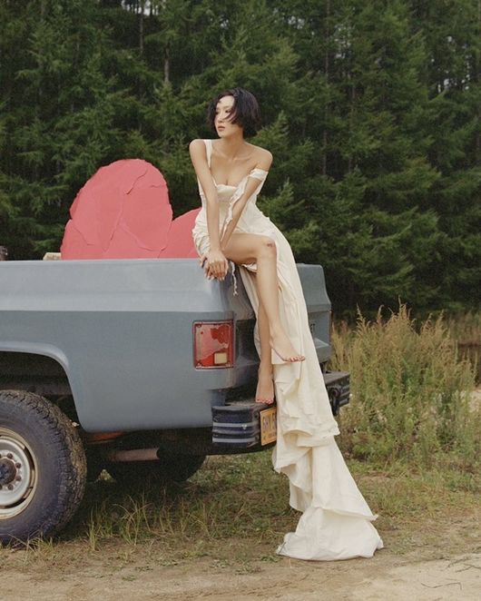 화사, 사업가 결별 후 '퇴폐적 웨딩 드레스'