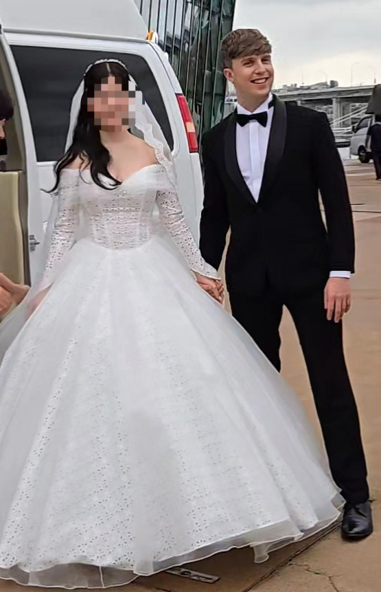 줄리안, 미모의 신부 공개 ‘비건 드레스’ 착용