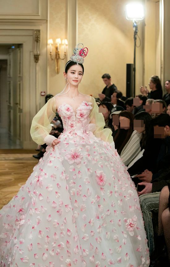 이가령, 무궁화 드레스 입고 파리 패션 위크 피날레