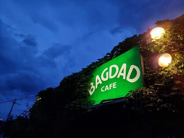 흐린 저녁을 환하게 밝힌 ‘바그다드 카페’ 간판이 애틋함을 자아낸다. ⓒ조동범