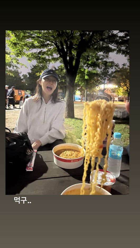 최지우, 한강 고수부지에서 라면 먹방 '다물 수 없는 입'