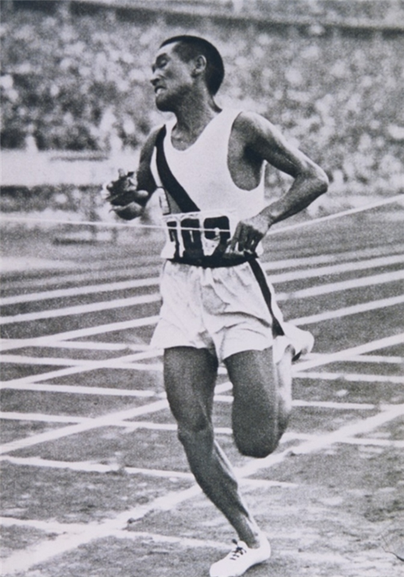 1936년 베를린 올림픽 마라톤 경기에서 손기정 선수가 결승선을 통과하는 모습.(사진 제공=김원식 마라톤 해설가·전남 장성중 교사)