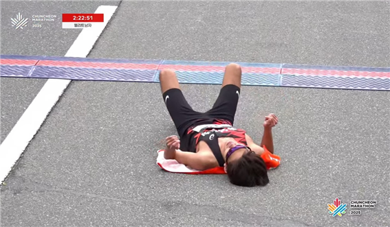 2025 춘천마라톤 엘리트 1위 선수가 결승선을 통과하고 쓰러져 있는 모습. (사진=TV조선 중계방송 화면 캡처)