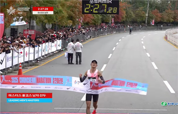 2025 춘천마라톤 마스터즈 1위 선수가 결승선을 통과하고 있는 모습. (사진=TV조선 중계방송 화면 캡처)
