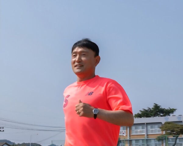 전남 장성중학교 운동장에서 달리고 있는 필자 김원식. (사진제공=더케이 매거진 한국교직원공제회)