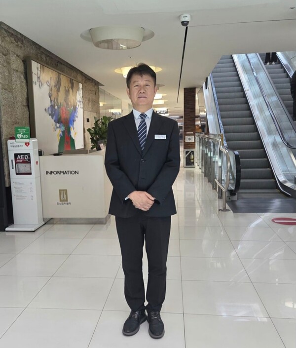 안기형 씨가 근무하는 1층 로비에서 포즈를 취했다.(사진제공=안기형)