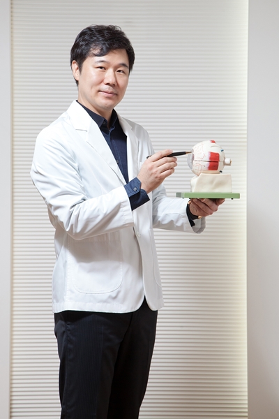 흐릿한 시야와 눈부심 증상 지속...정밀 진단 후 백내장 수술 고려해야... - 뉴스 썸네일 이미지