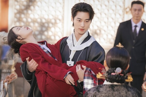 '대군부인' 변우석, 아이유 안고 공승연과 대치 '왜?'