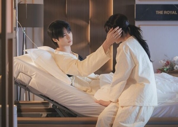 아이유+변우석, '대군부인' 5회: 교통사고 후 깊어지는 애정 - 연예 news from 미디어파인