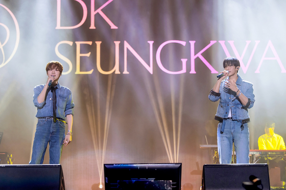 세븐틴 도겸X승관, '<b>서재페</b>' 사로잡은 완벽한 무대