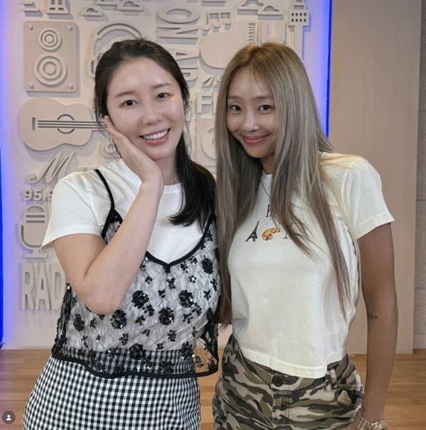 <b>효린</b>, 누구랑 찍어도 압도적인 <b>민낯</b> 미모