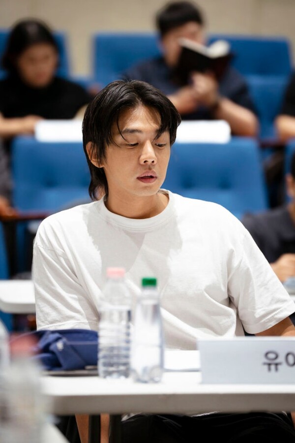유아인, GD 한솥밥 대신 콘돔으로 성장한 회사로 - 뉴스 썸네일 이미지