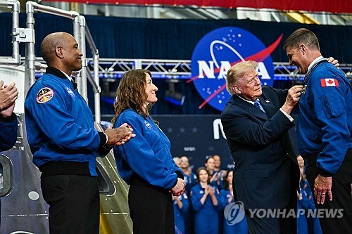 트럼프, 미국에 '우주 사관학교' 창설··· "우주서 2등이면 지구서 1등...