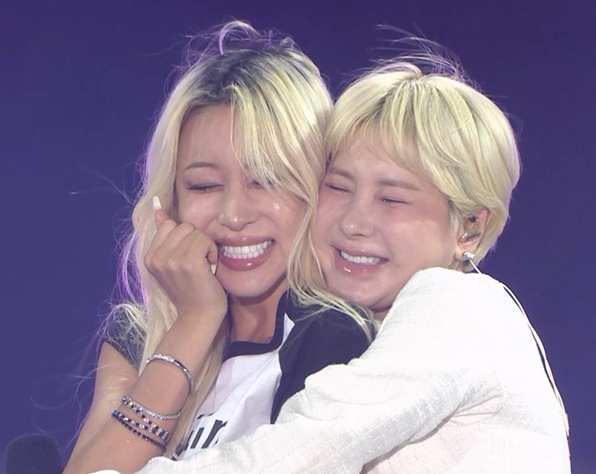 <b>쥬얼리</b>, 20년 세월 건너 한 무대 '어찌 눈물이 안 나와'
