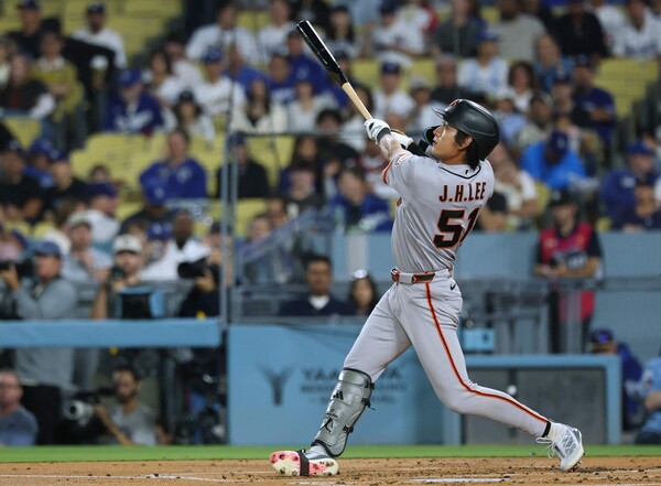 <b>이정후</b>, MLB 데뷔 3년 만에 첫 두 자릿수 홈런…다저스전 시즌 <b>10호포</b>