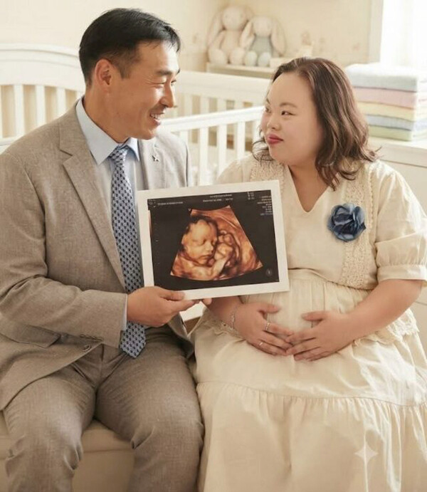 다운증후군 작가 <b>서은혜</b>+<b>조영남</b>, 이혼설? 전격 <b>임신</b>!