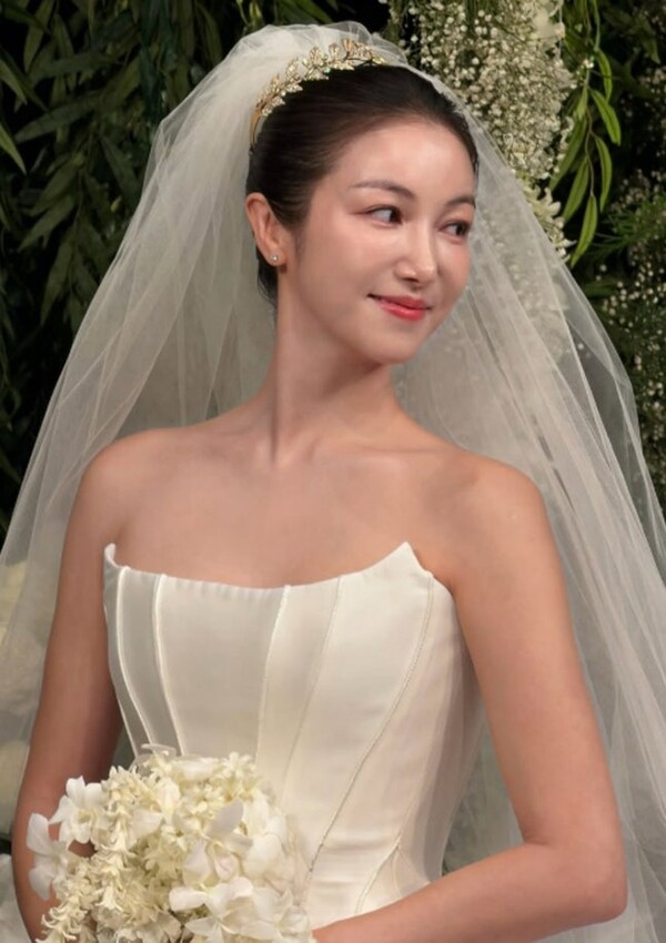 39살 김옥빈, 아기방 꾸미는 예비 엄마의 행복한 미소 - 뉴스 썸네일 이미지
