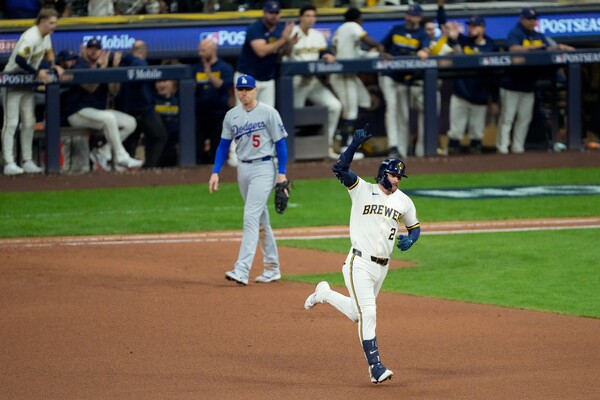 <b>밀워키</b>, 다저스에 2-1 <b>역전승</b>…NLCS 1차전 기선제압