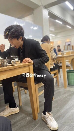 임영웅, ‘앙’ 입 벌리고 국밥 먹는 소탈한 일상