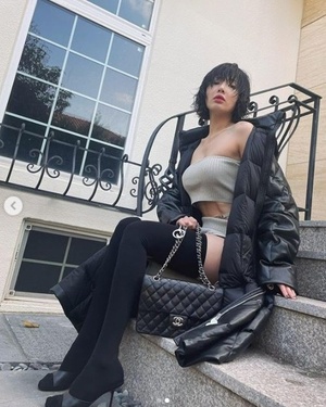 현아, 롱 패딩도 노출 가능