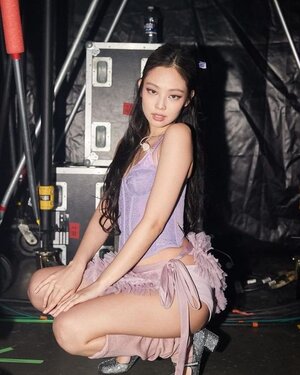 BLACKPINK JENNIE's stage outfit with her butt exposed