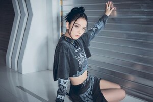 BLACKPINK Jisoo shoots her solo music video in secret overseas.
