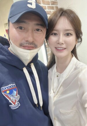 Ahn Jung Hwan's lover side, Lee Hye Won, cheers for the first shoot.