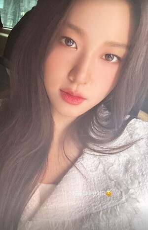 Seolhyun, the level of just taking selfies. This is like a goddess.