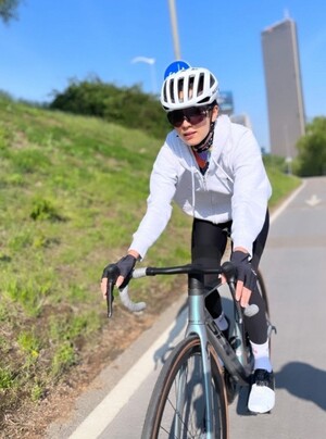한효주 멋지게 자전거 타다 제대로 발라당 '아오'