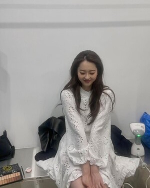 고아라, 반할 수밖에 없는 아일렛 원피스 자태