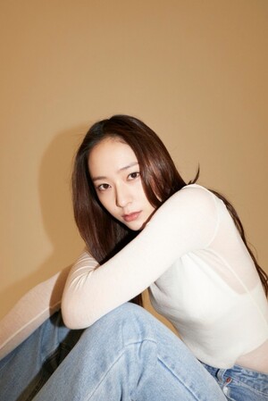 가수 크리스탈→배우 정수정, '거미집'으로 칸 입성